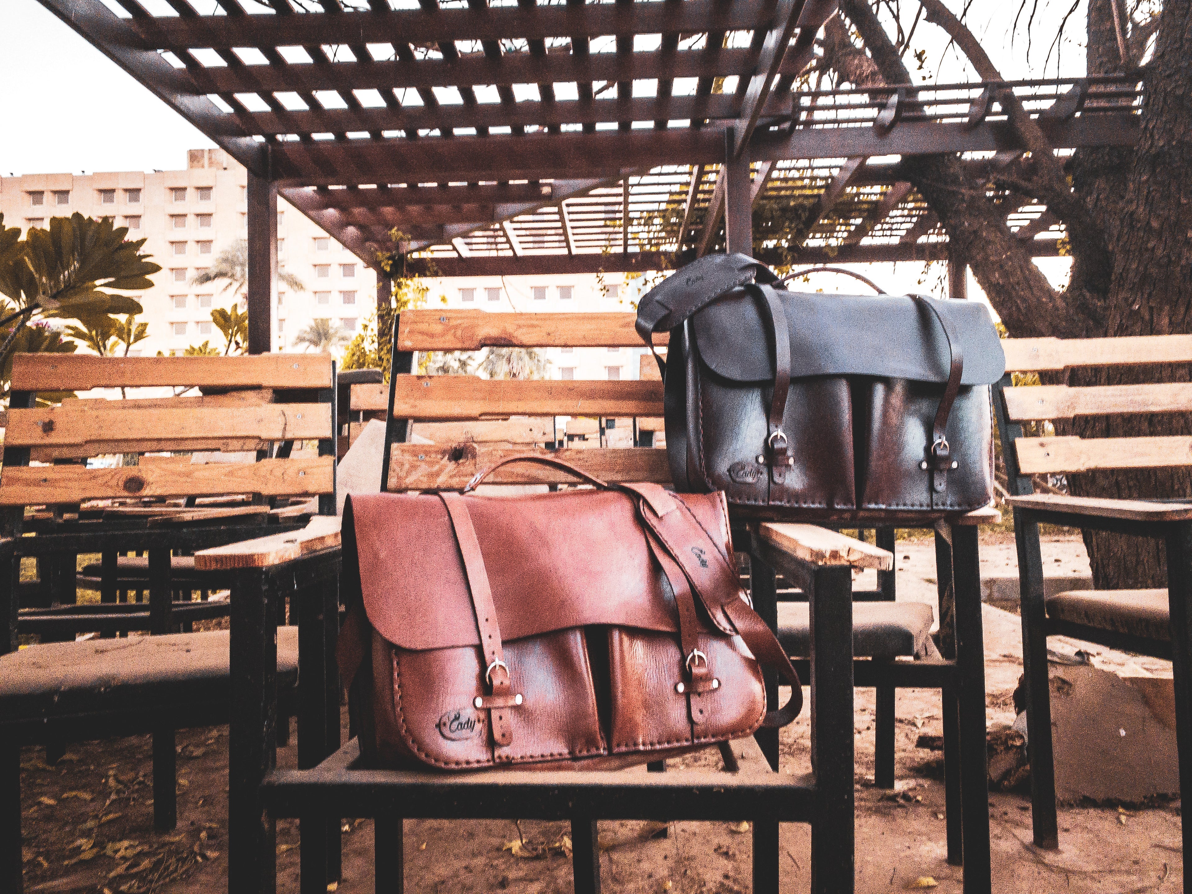 ￼حقيبة جلد 15.6 إنش