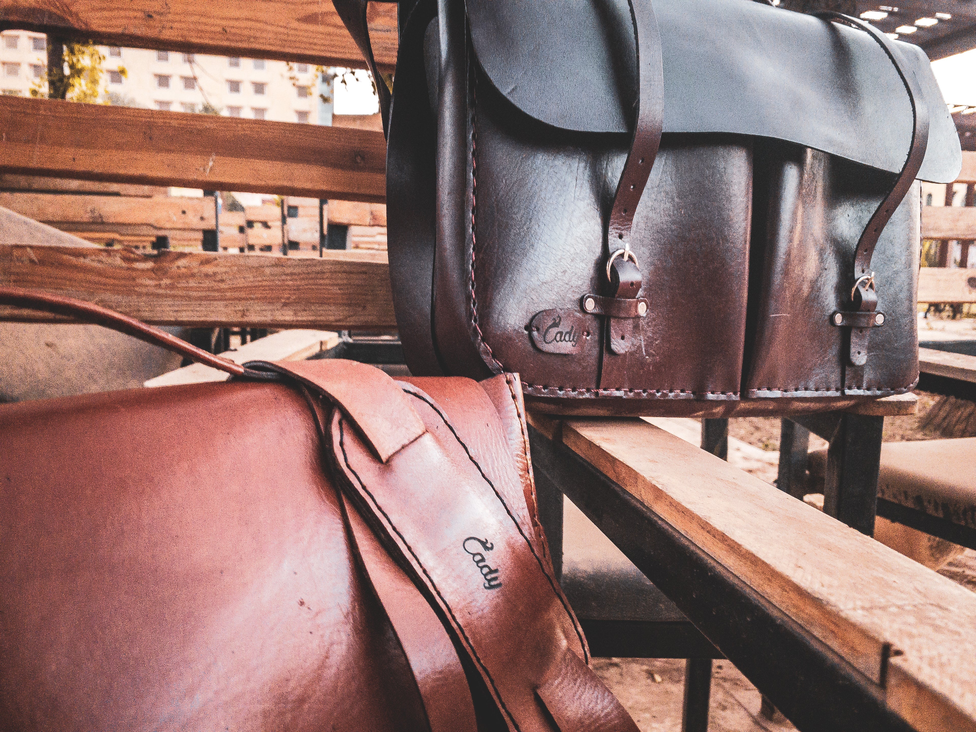 ￼حقيبة جلد 15.6 إنش