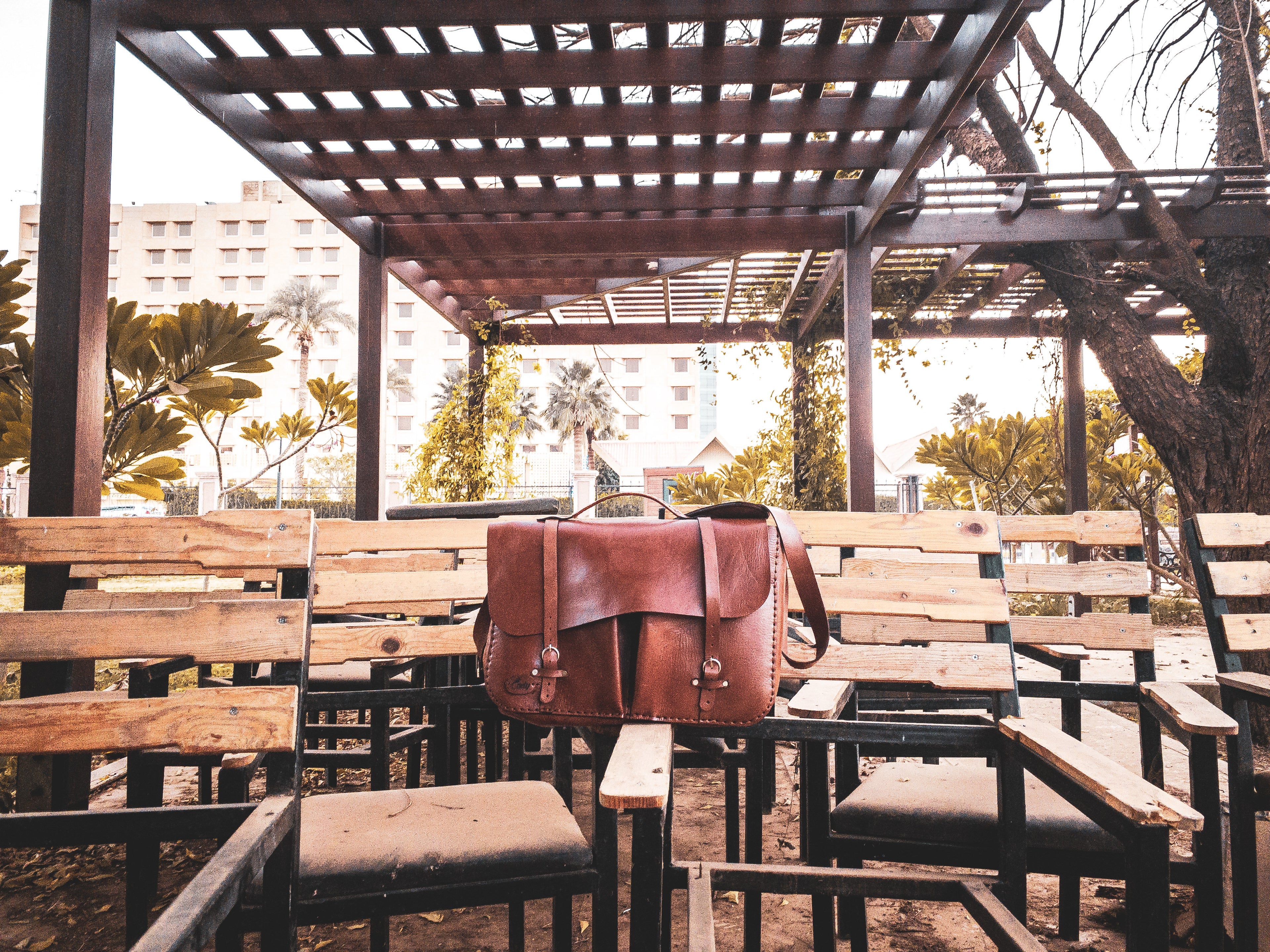 ￼حقيبة جلد 15.6 إنش